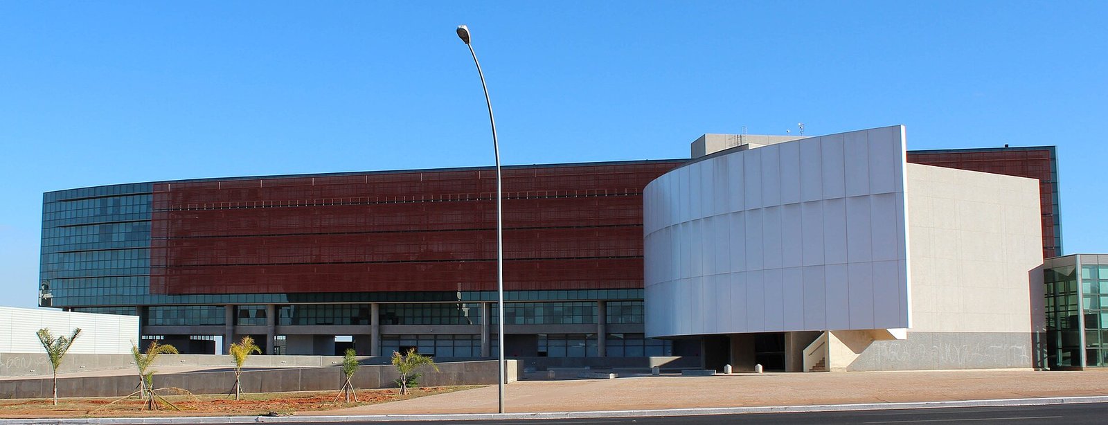 Pesquisas RealTime Big Data e Quaest mostram Celina Leão na frente no DF, com números diferentes