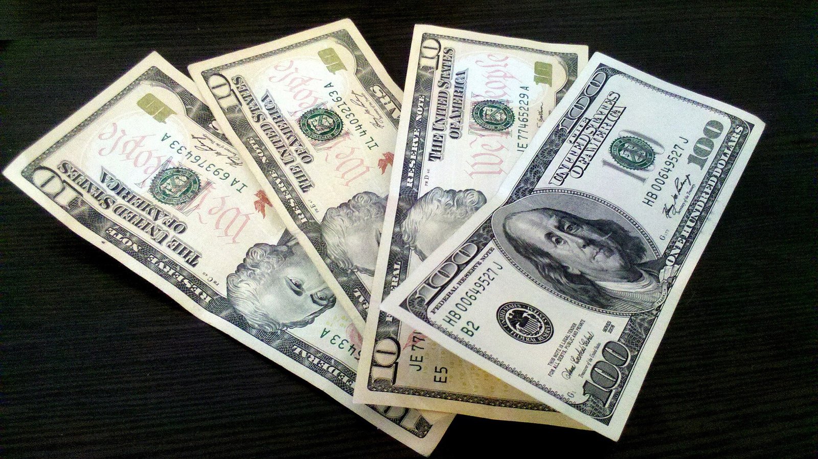 Dólar opera em queda de olho na inflação americana e nas contas públicas
