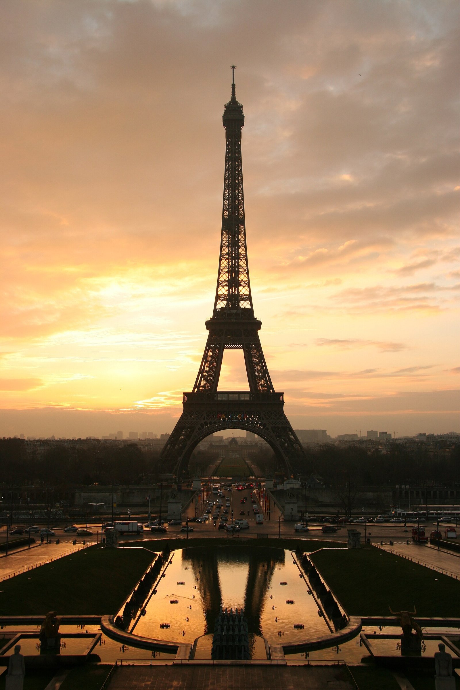 Diretor da Torre Eiffel deixa o cargo após polêmica com funcionárias afastadas em visita de grupo hindu