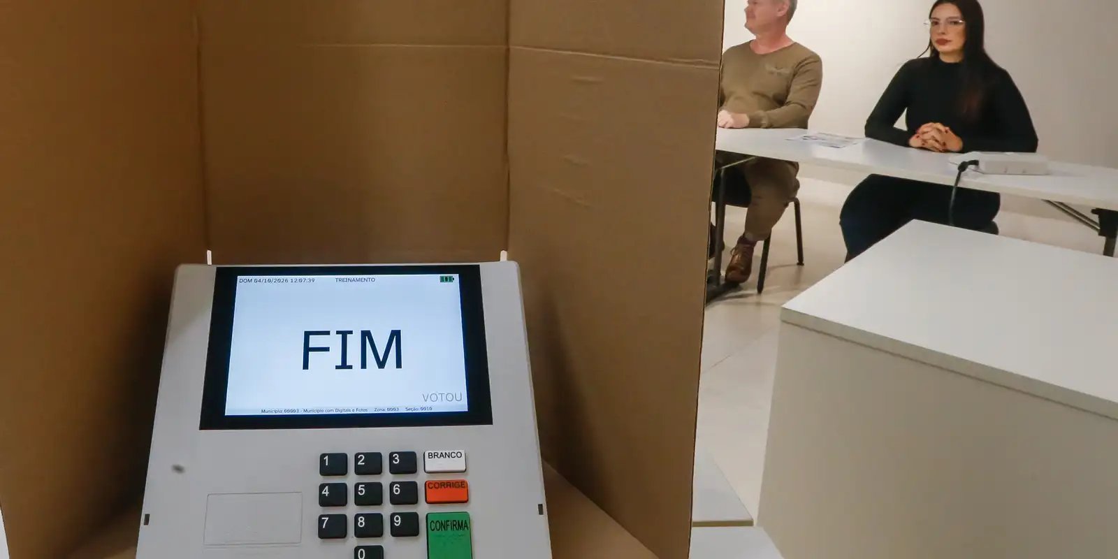 Avanço tecnológico leva Justiça Eleitoral a reforçar restrições de equipamentos na cabine