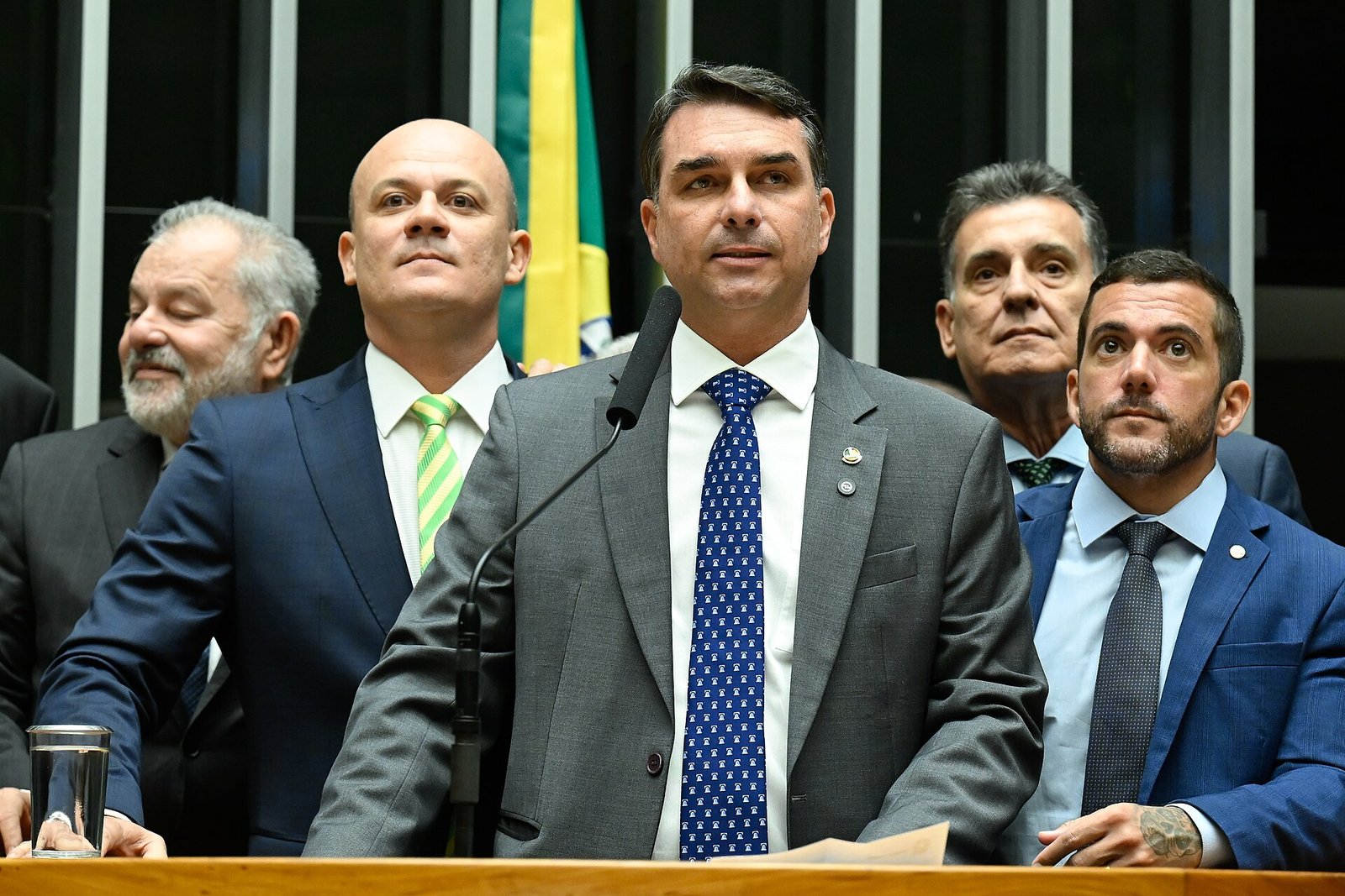 Flávio Bolsonaro em discurso no Congresso