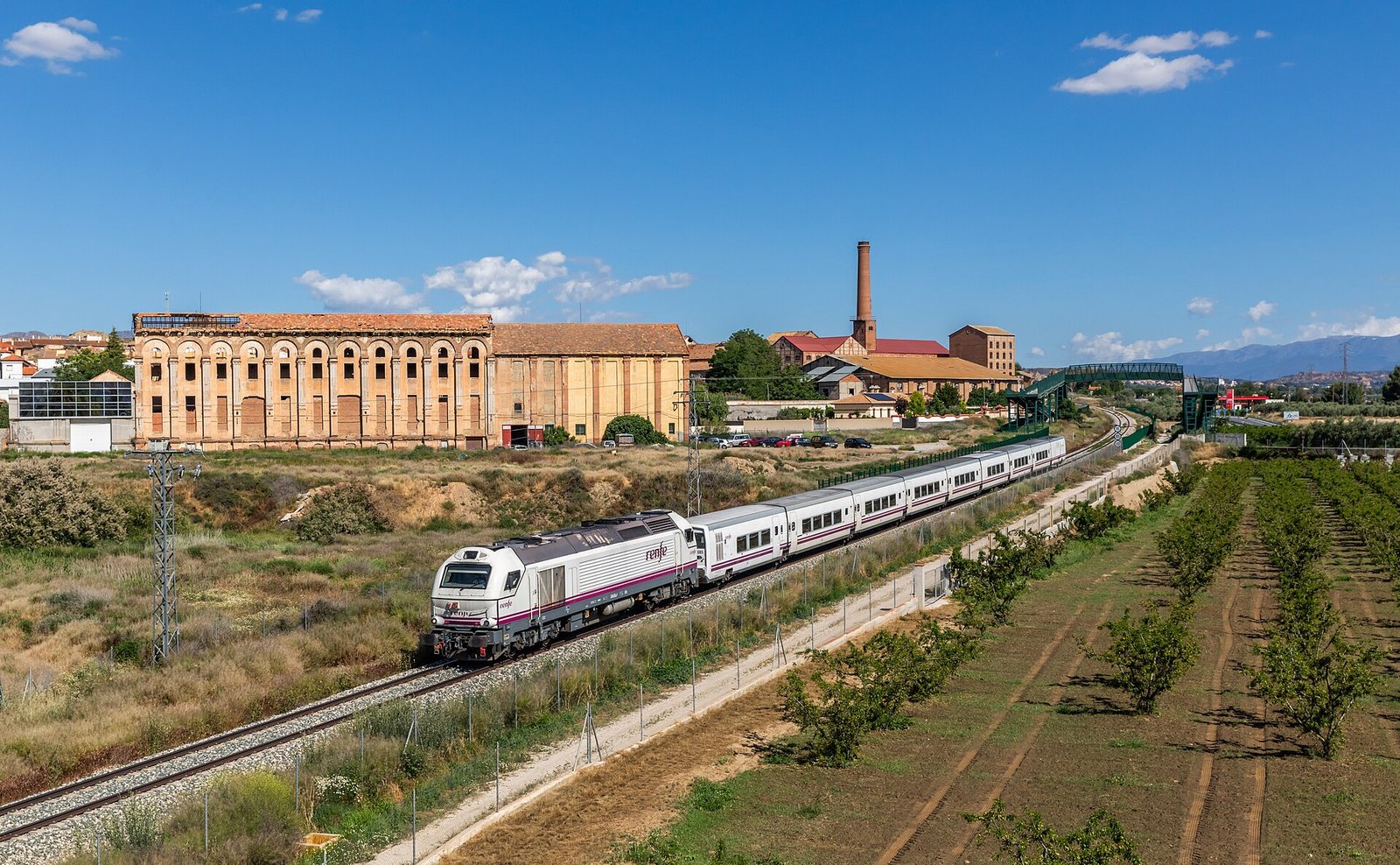 Trem da Renfe em linha ferrea na Espanha