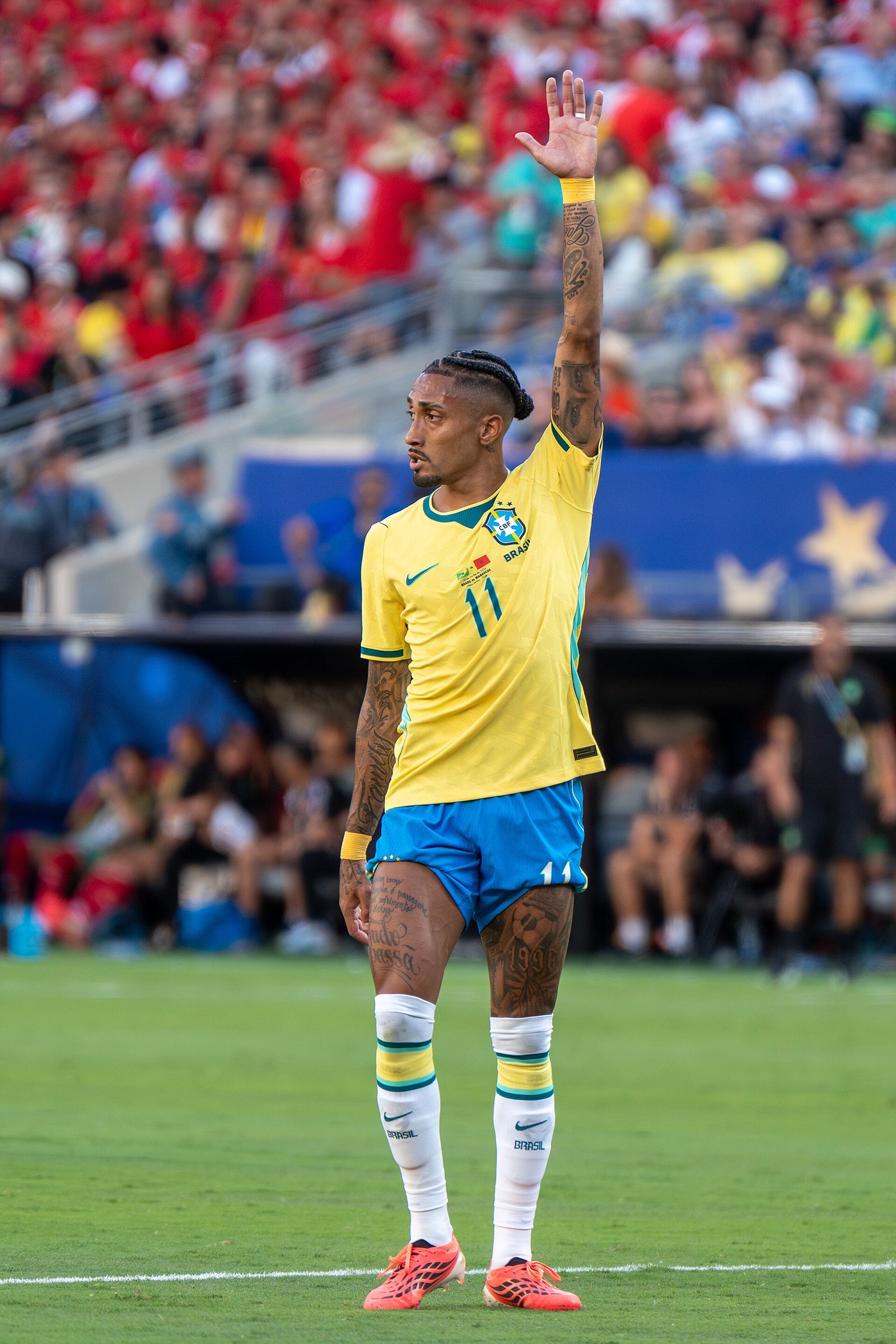 O atacante Raphinha em campo