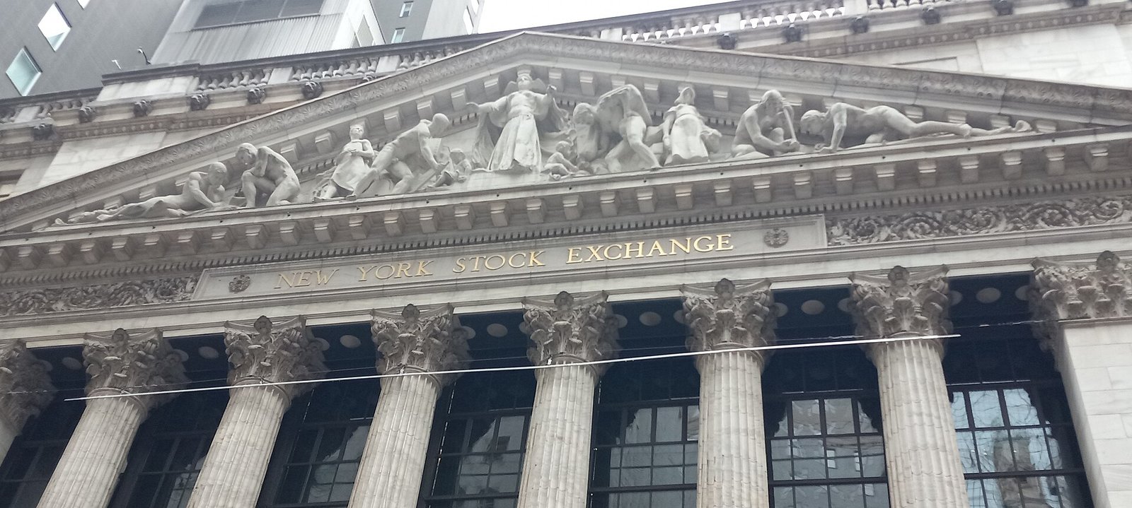 Prédio da Bolsa de Valores de Nova York (NYSE) em Wall Street