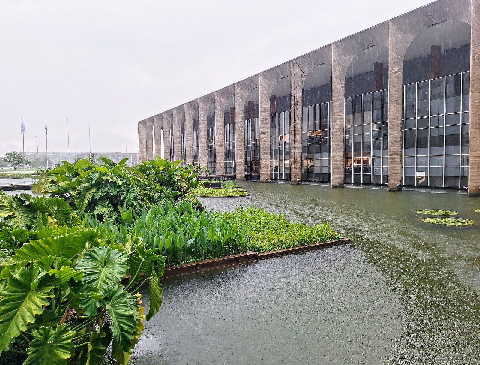 Fachada e espelho d'água do Palácio Itamaraty em Brasília