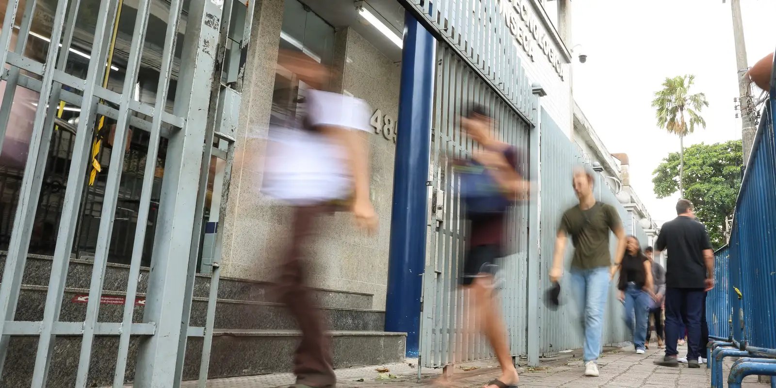Estudantes em sala de aula realizando a prova do Enem