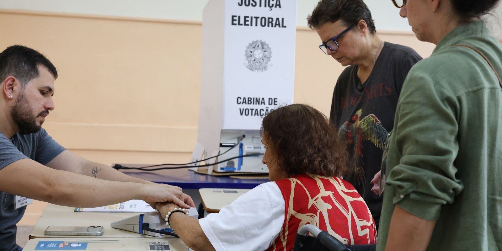 Eleitor votando no primeiro turno de 2026