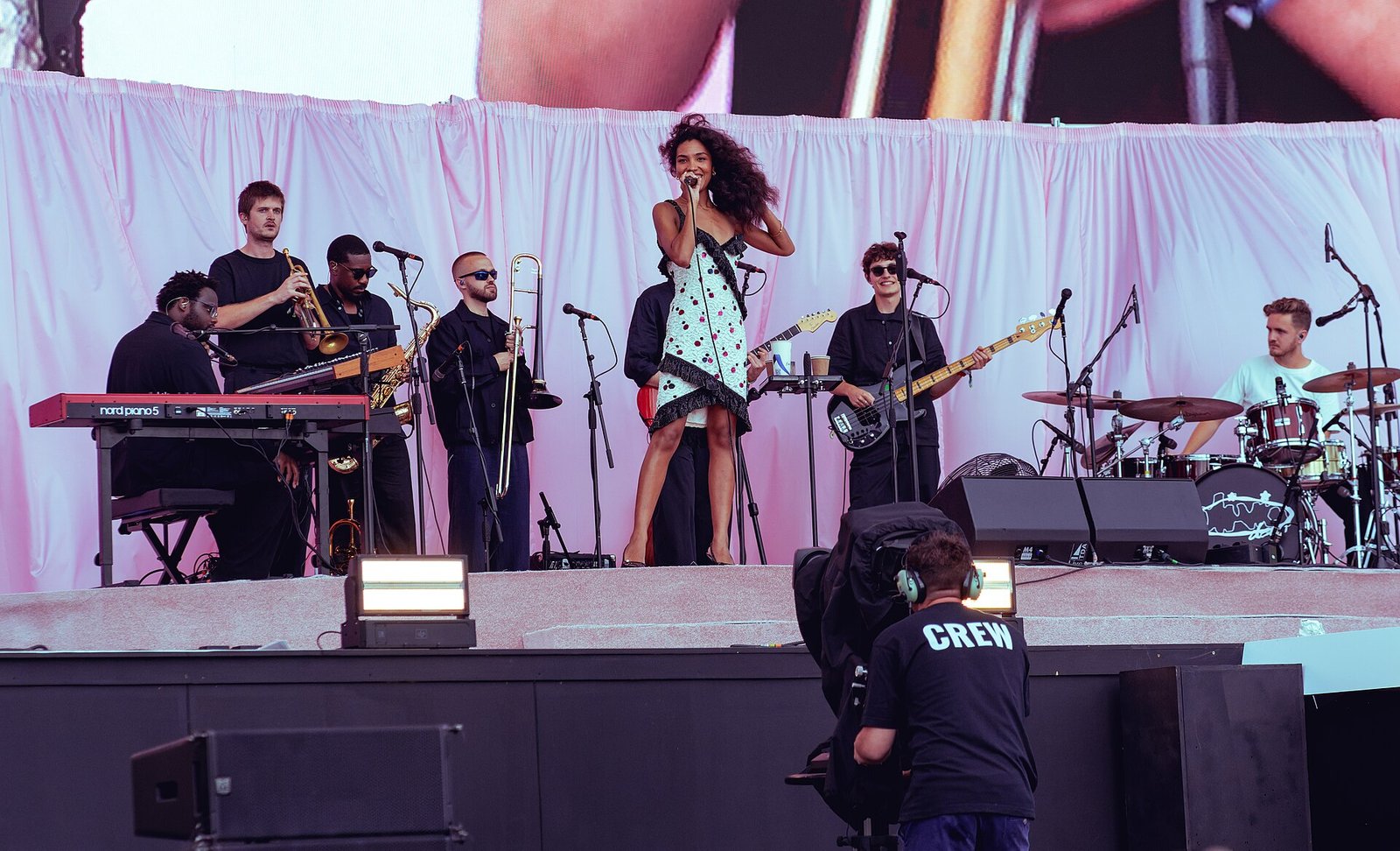 A cantora britânica Olivia Dean em apresentação