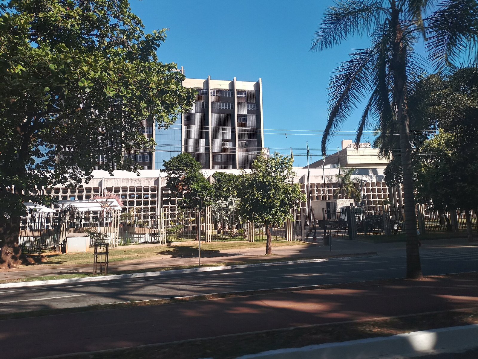Fachada central do Tribunal de Justiça de Goiás