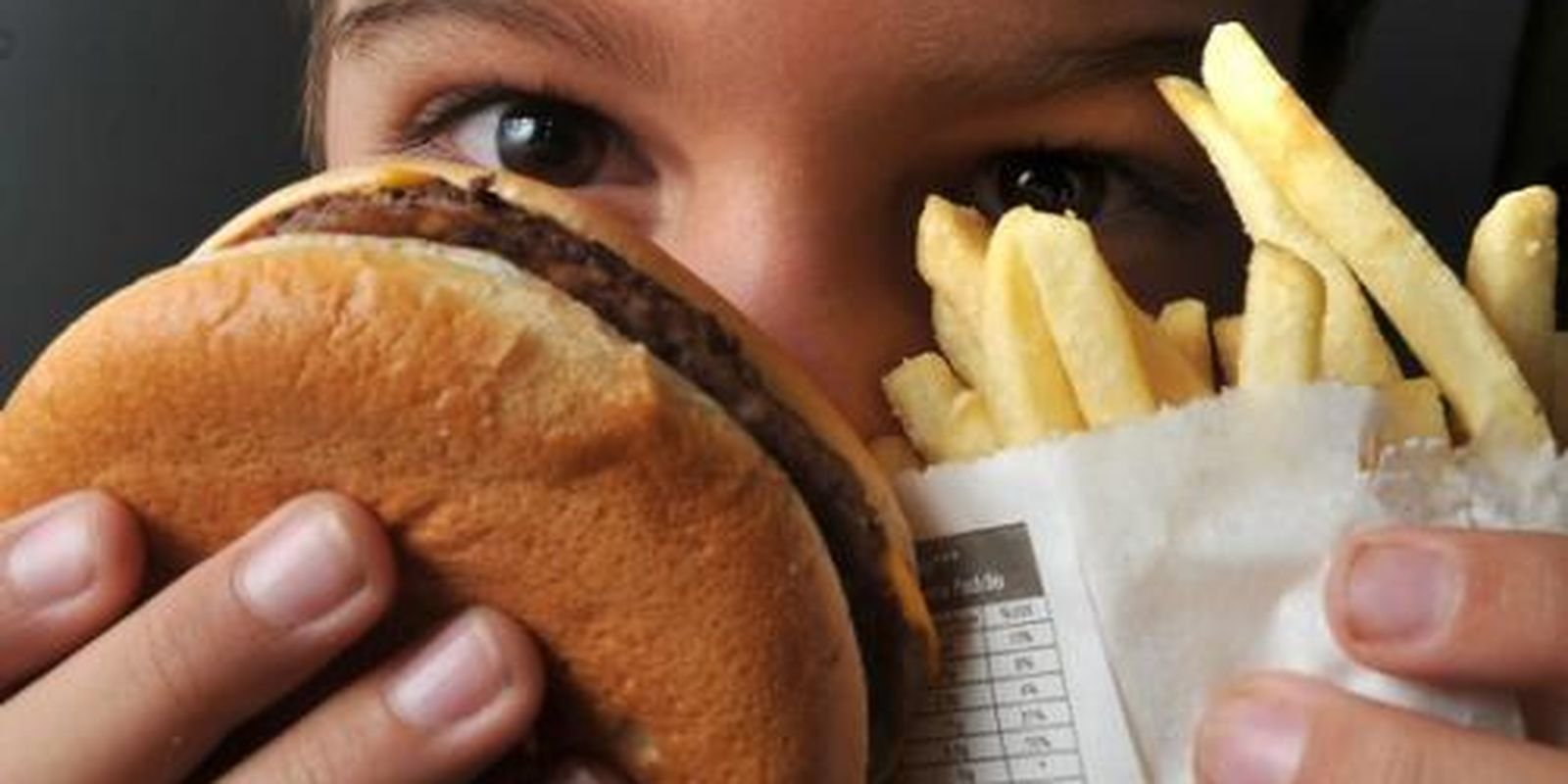 Crianças consumindo alimentos