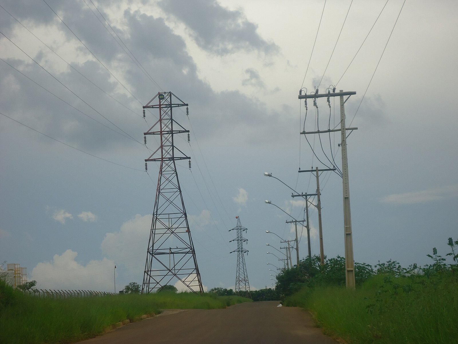 Linhas e torres de transmissão de energia