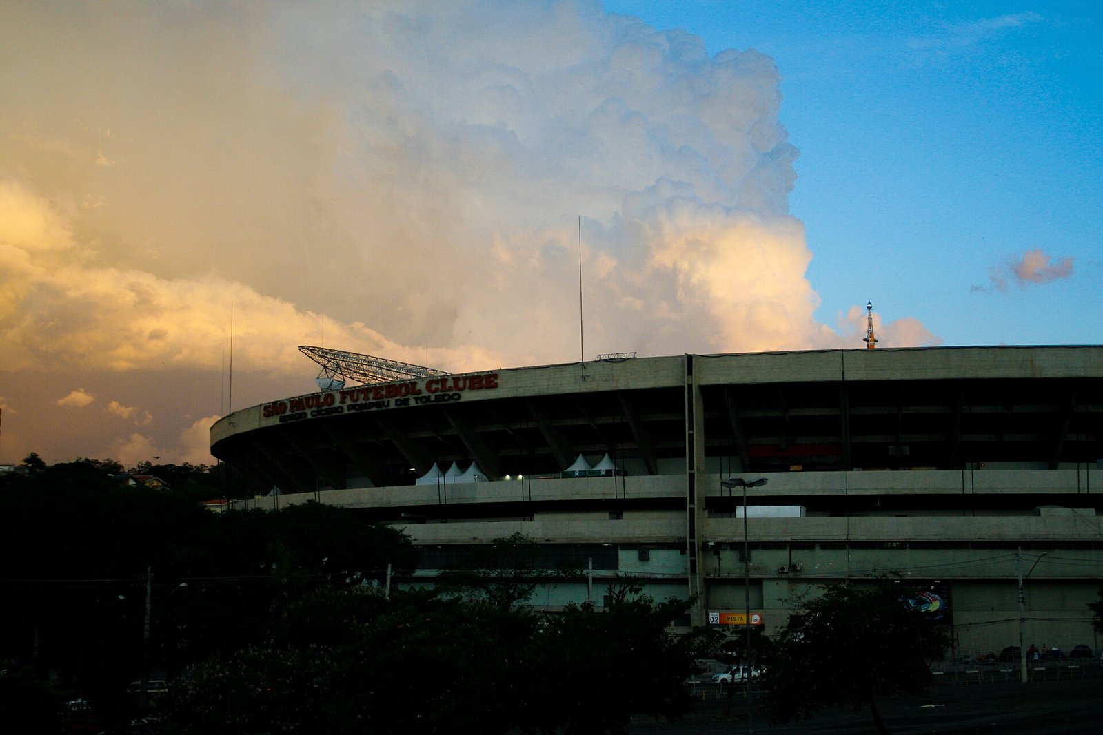 Fachada do Estádio Cícero Pompeu de Toledo (Morumbi) em São Paulo