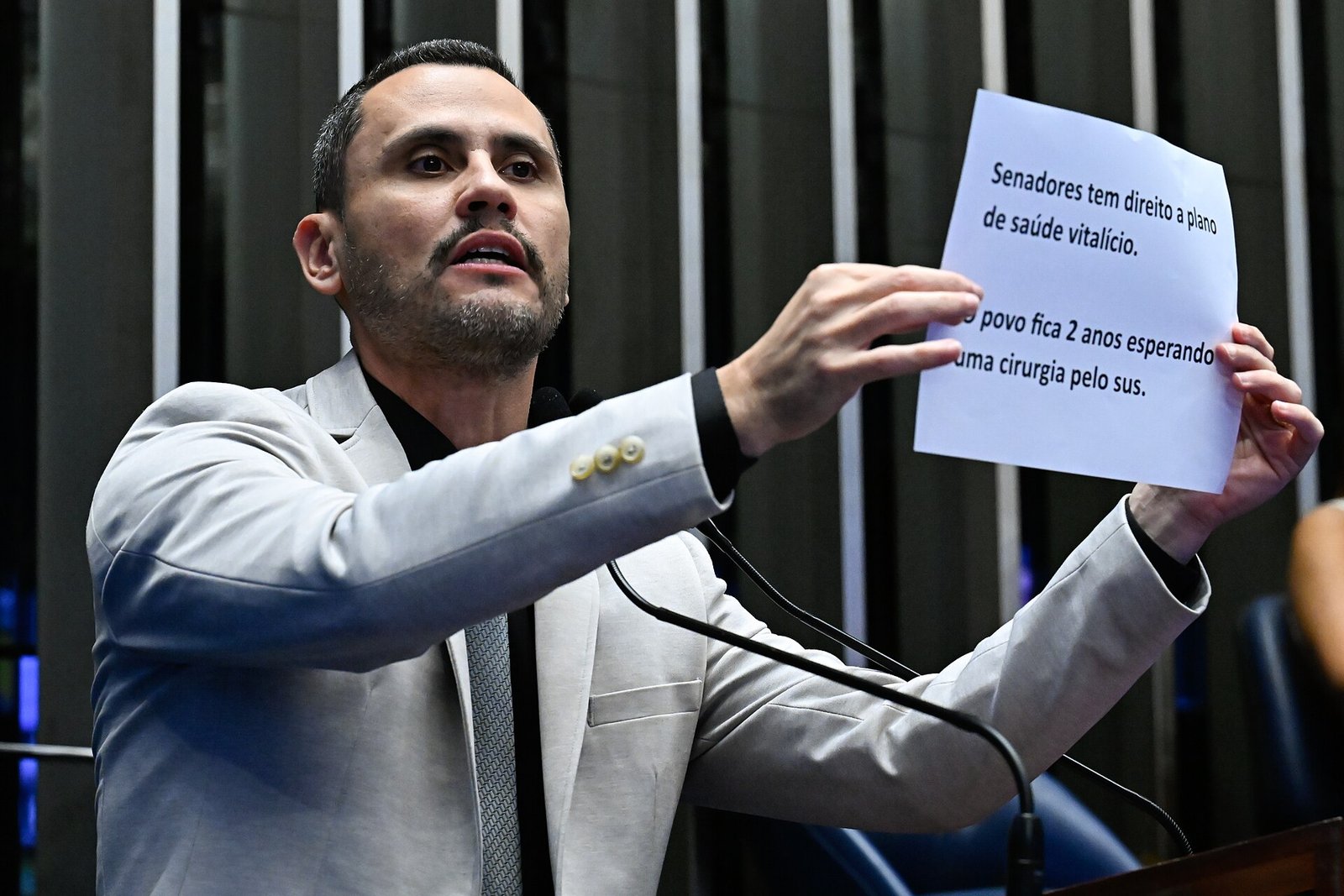Senador Cleitinho em discurso na tribuna do Senado