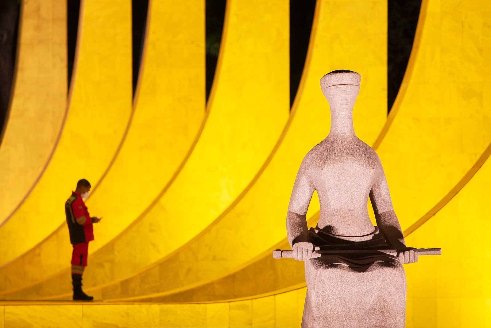 Prédio do Supremo Tribunal Federal e a estátua da Justiça