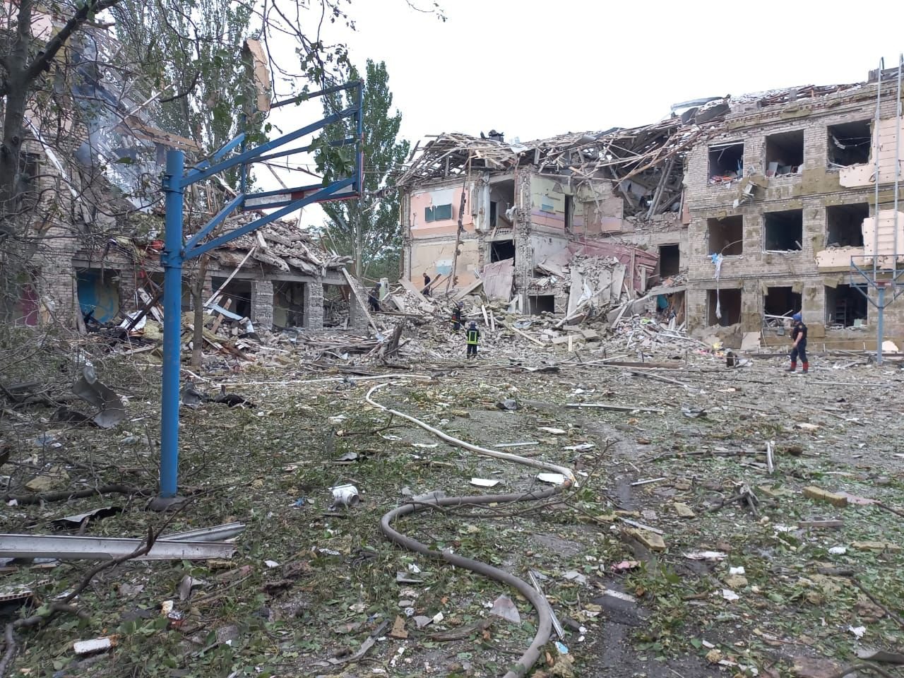escombros após bombardeio russo em Kramatorsk