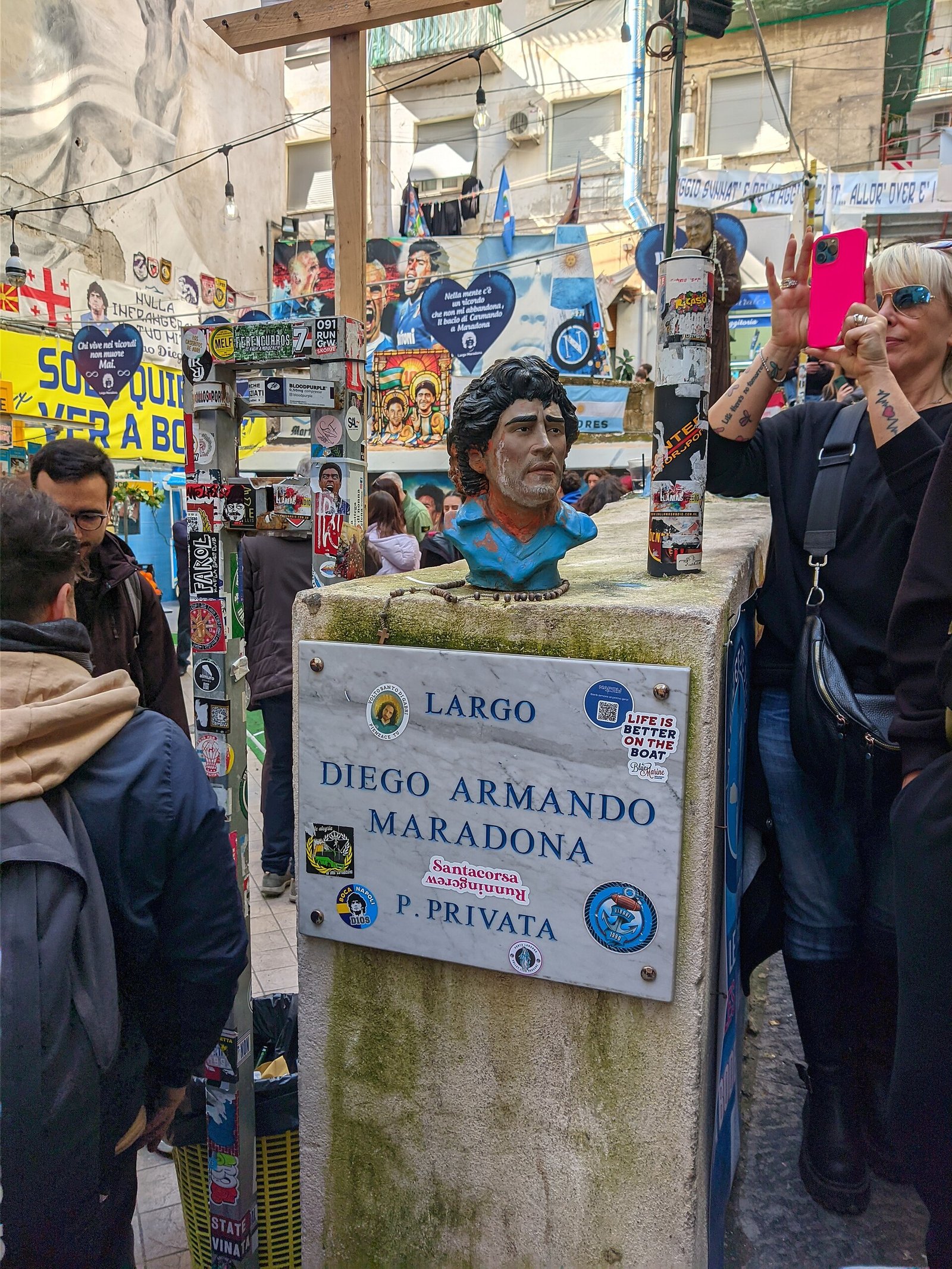 Placa em homenagem a Maradona