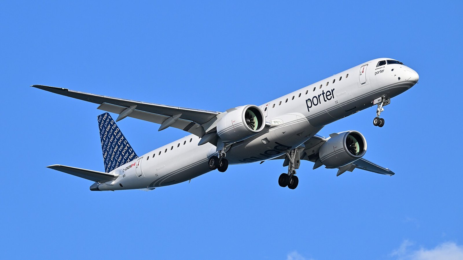 Avião comercial Embraer 195-E2 em voo