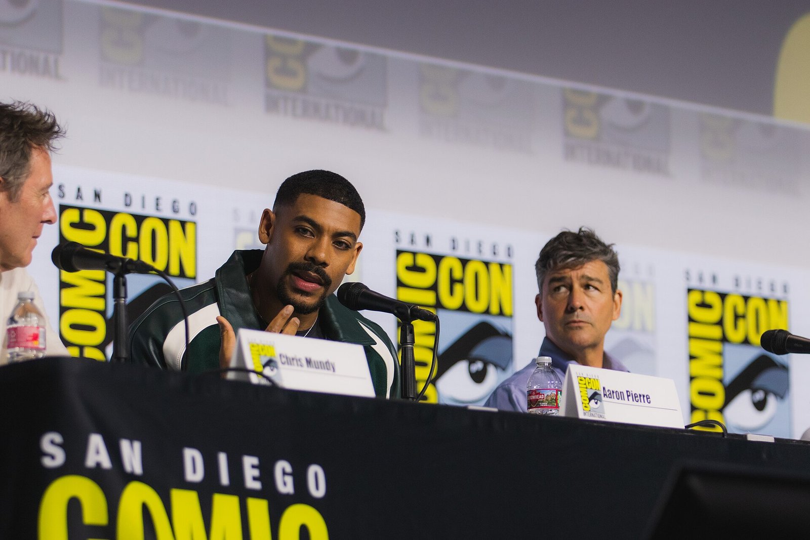 Aaron Pierre e Kyle Chandler na San Diego Comic Con