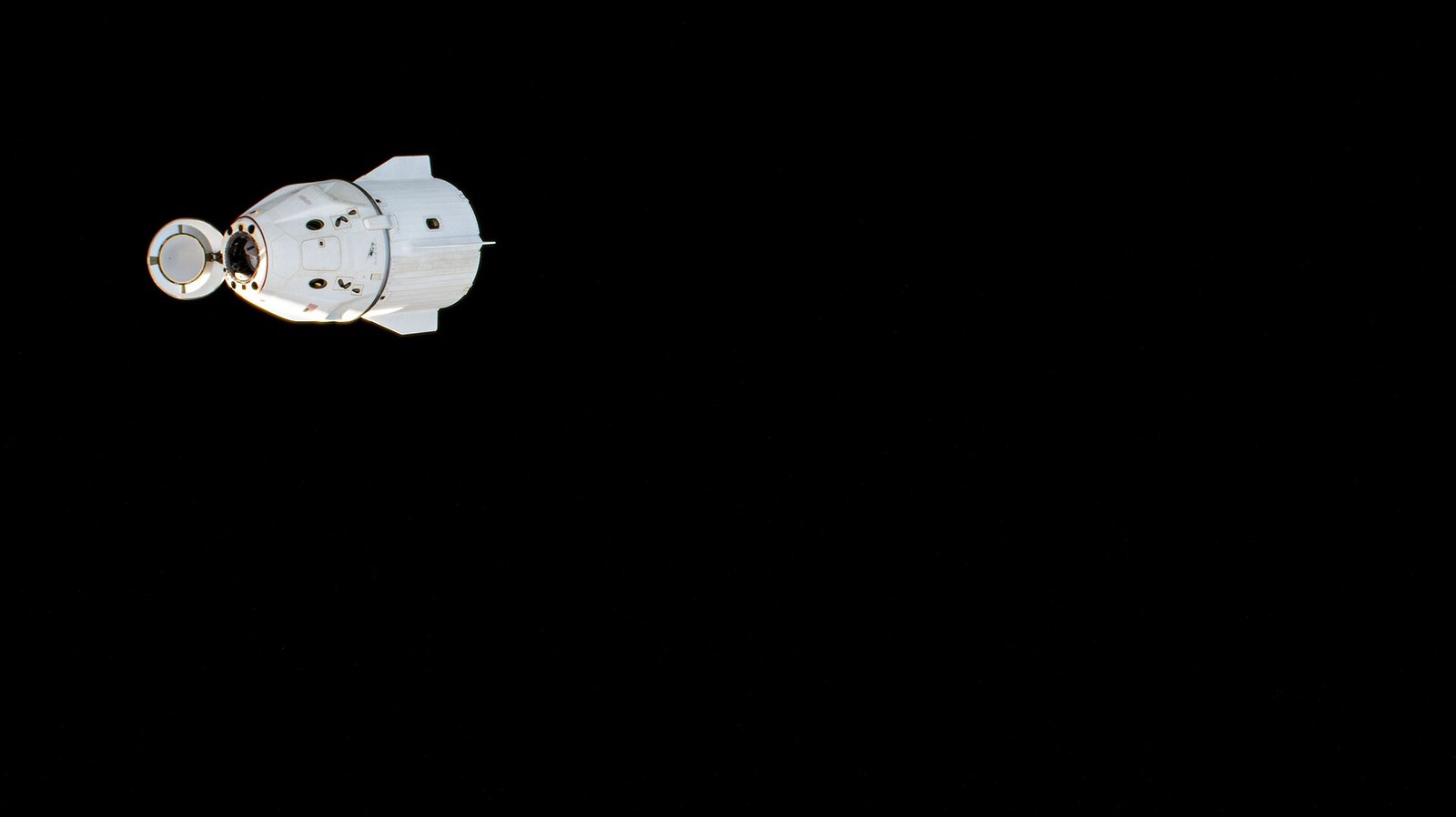 Cápsula SpaceX Dragon acoplada à Estação Espacial