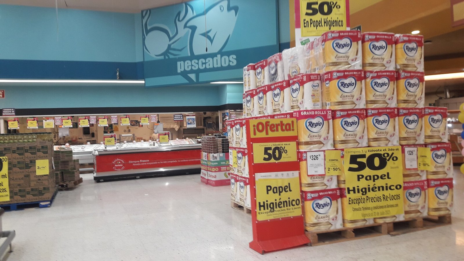 Prateleiras e gôndolas em supermercado
